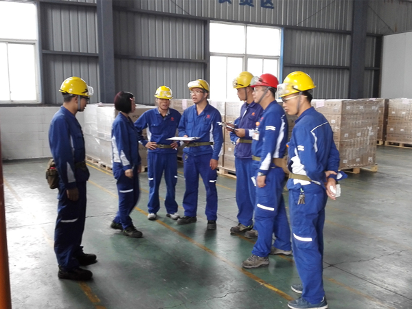 黃經理、標辦人員、安環人員為庫房安全整改工作做指導_副本.jpg