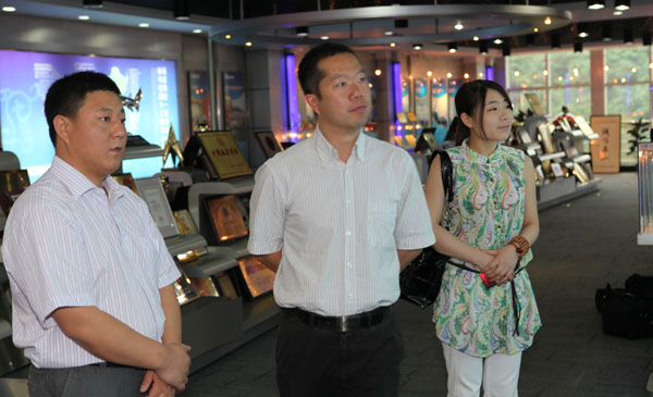 吳綱主任(中)一行參觀通威榮譽廳