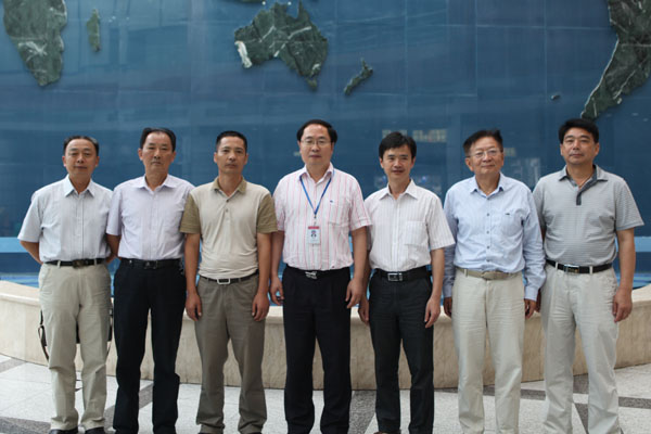 通威股份嚴虎總裁(中)、高級技術顧問吳宗文(右二)與考察團一行合影留念