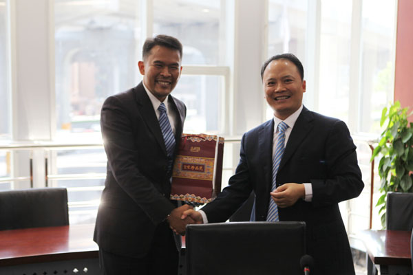 劉漢元主席(右)與麥當(dāng)勞高管熱情握手