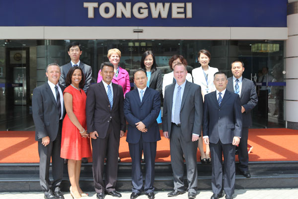 集團(tuán)董事局劉漢元主席(中)、副總裁胡榮柱(右一)與麥當(dāng)勞考察團(tuán)合影留念