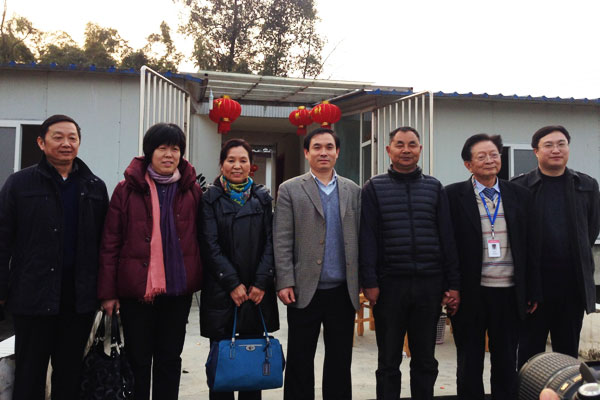 農(nóng)業(yè)部漁業(yè)局副局長李書明等領導與通威股份總裁助理劉輝芬、高級技術專家吳宗文合影。