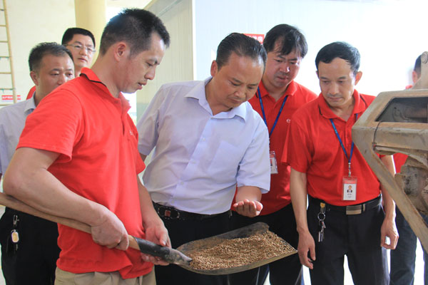 主席(中)察看產(chǎn)品成色