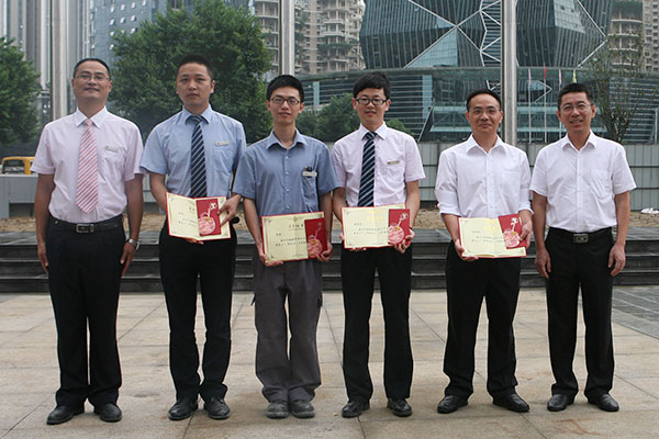 通威置業(yè)、通宇物業(yè)對2014年上半年集團評選出的“優(yōu)秀員工”進行嘉獎